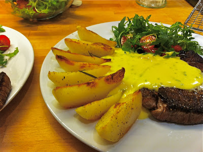 Steak with Potato Wedges and Sauce Béarnaise